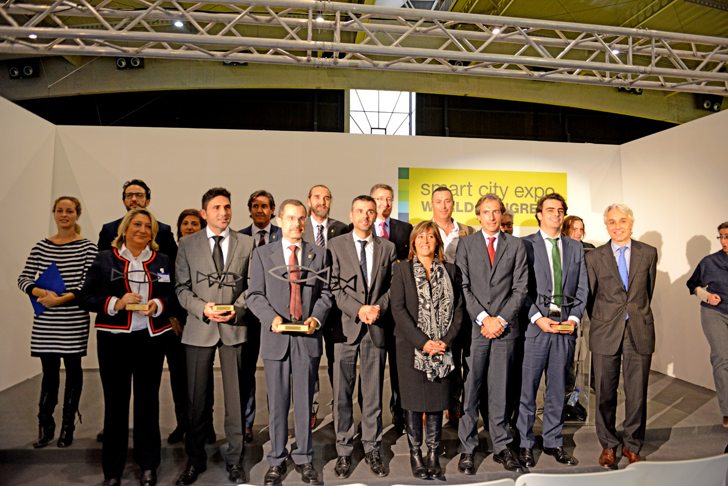 Representantes de los municipios y Diputaciones premiadas, posan junto con el Presidente de la FEMP